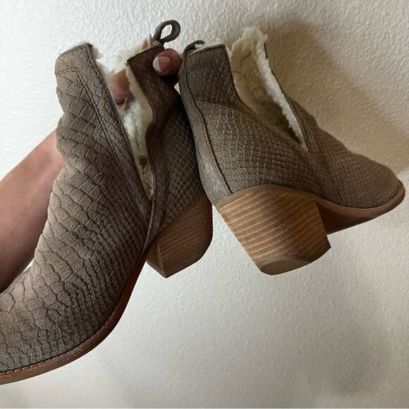 Jeffrey Campbell Orwell taupe textured Sherpa lined heeled booties boots 7 - Picture 6 of 10
